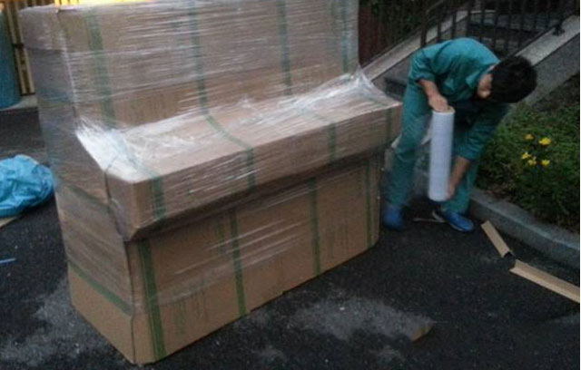 鋼琴搬運包裝最后一步纏繞薄膜
